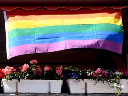 Regenbogenfahne am Balkon